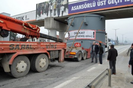 TIR'ın taşıdığı kazan yaya üst geçidine takıldı