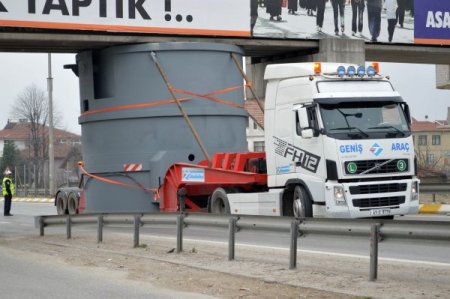TIR'ın taşıdığı kazan yaya üst geçidine takıldı