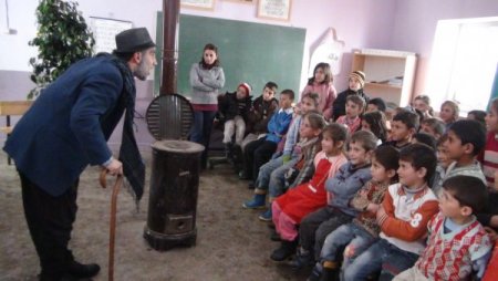 Tiyatro, köy çocuklarının ayağına gidiyor