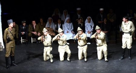 Tiyatro Festivalinde savaşı anlatan tarihi oyun gazileri duygulandırdı
