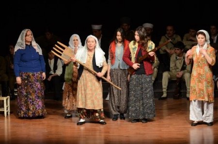 Tiyatro Festivalinde savaşı anlatan tarihi oyun gazileri duygulandırdı