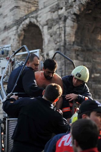 Tiyatro Önündeki İntihar Girişimini Oyun Gibi İzlediler