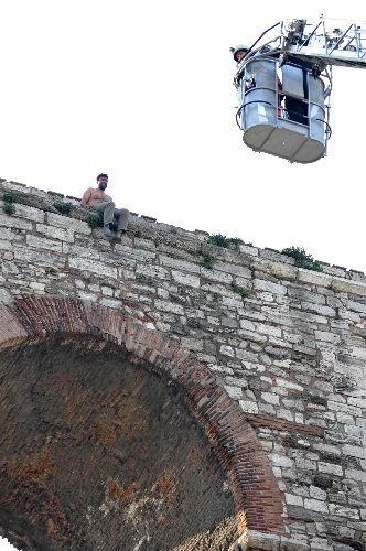 Tiyatro Önündeki İntihar Girişimini Oyun Gibi İzlediler
