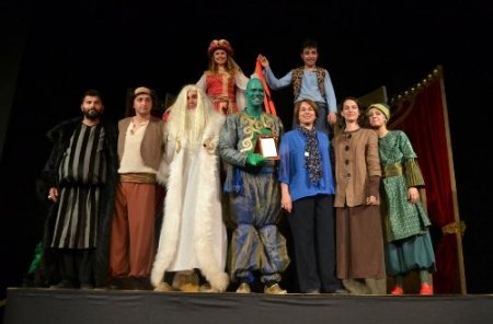 Tiyatro sahnesinde kültürler buluştu