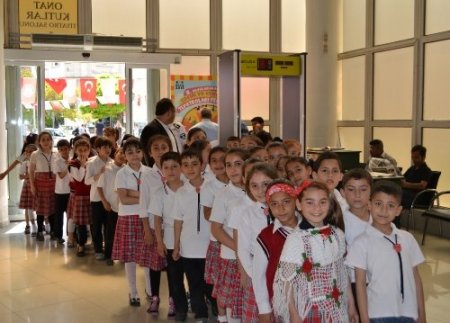 Tiyatro sahnesinde kültürler buluştu