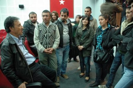 Tiyatro Sanatçısı Özden: Ekonomik Kriz Tiyatroya İlgiyi Azaltıyor