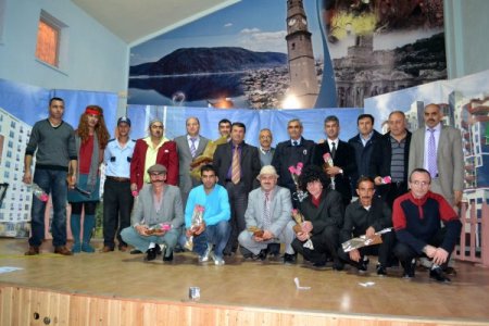 Tiyatrocu mahkumlar, moral verdi