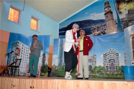 Tiyatrocu mahkumlar, moral verdi