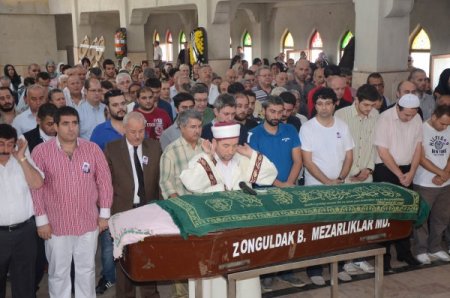 Tiyatrocular, 2 yaşındaki Eylül bebek için ağladı