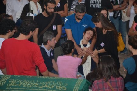 Tiyatrocular, 2 yaşındaki Eylül bebek için ağladı