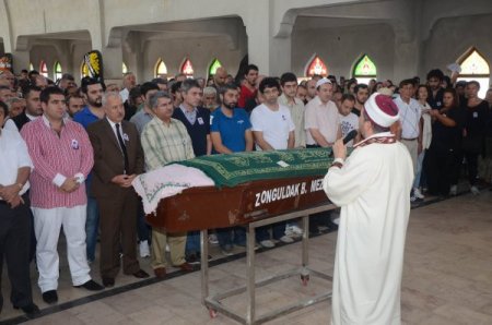 Tiyatrocular, 2 yaşındaki Eylül bebek için ağladı