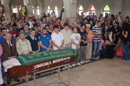 Tiyatrocular, 2 yaşındaki Eylül bebek için ağladı