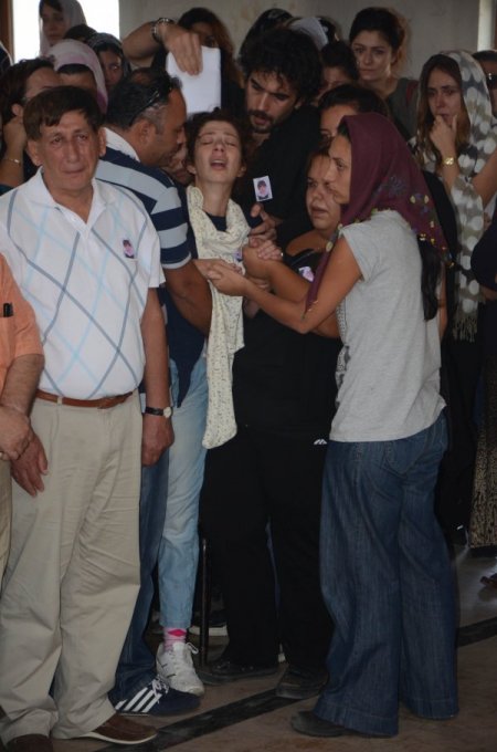 Tiyatrocular, 2 yaşındaki Eylül bebek için ağladı