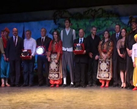 Tiyatroda Vali, Emniyet Müdürü Ve Futbolcu Rol Aldı