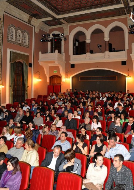 Tiyatroyla kanserin erken teşhisine dikkat çekiyorlar