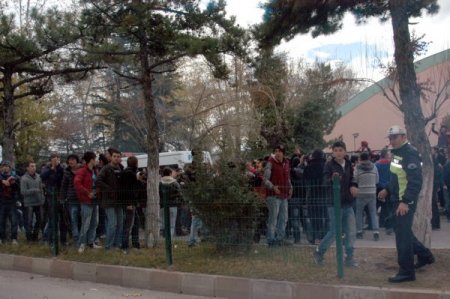 TKİ Tavşanlı Linyitspor - Adana Demirspor maçı öncesinde 1 kişi yaralandı