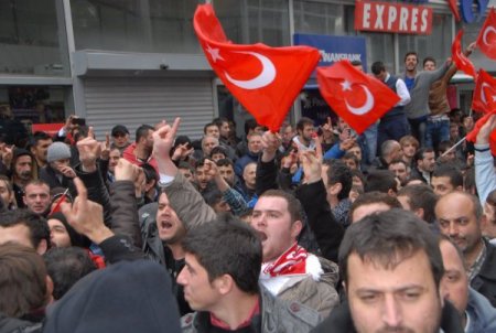 TKP binasına Türk bayrağı asılmasına izin verilmemesi tepkiyi büyüttü
