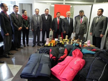 TOBB, ihtiyaç sahibi öğrencilere bot ve mont yardımında bulundu