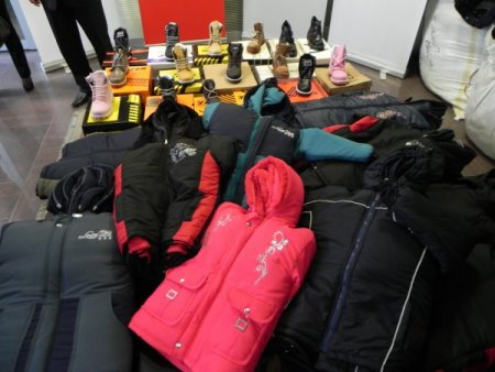 TOBB, ihtiyaç sahibi öğrencilere bot ve mont yardımında bulundu