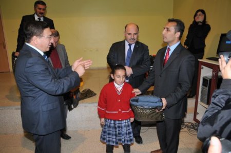 TOBB, Polatlı’da öğrencilere giysi ve bot yardımı yaptı