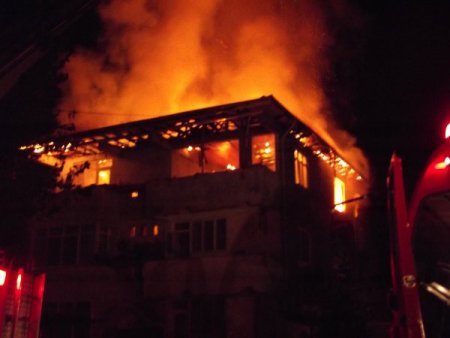 Tokat'ta bir apartmanın çatısında çıkan yangın üst katı kül etti