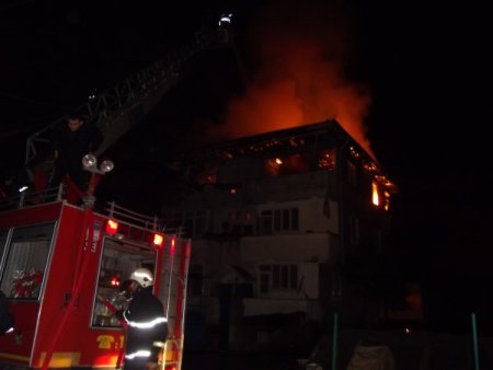 Tokat'ta bir apartmanın çatısında çıkan yangın üst katı kül etti