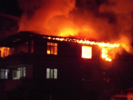Tokat'ta bir apartmanın çatısında çıkan yangın üst katı kül etti
