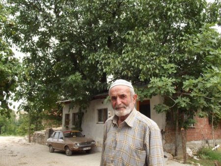Tokat'ta İçinden Ceviz Ağacı Geçen Ev Görenleri Şaşırtıyor
