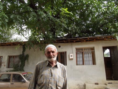 Tokat'ta İçinden Ceviz Ağacı Geçen Ev Görenleri Şaşırtıyor