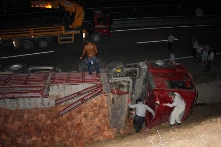 Tokat'ta kaza: TIR'ın altında kalan kadın böyle kurtarıldı