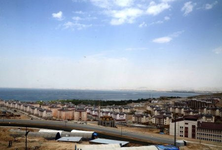 TOKİ'den Van'a 300 günde 15 bin deprem konutu