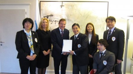 Tokyo, olimpiyat kitapçığını teslim etti