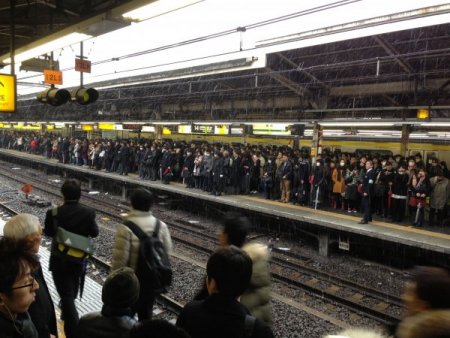 Tokyo'da kar, ulaşımı felç etti