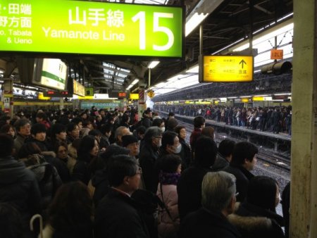 Tokyo'da kar, ulaşımı felç etti