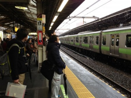 Tokyo'da kar, ulaşımı felç etti