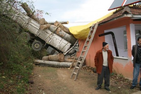 Tomruk yüklü kamyon eve girdi