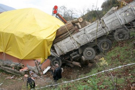 Tomruk yüklü kamyon eve girdi