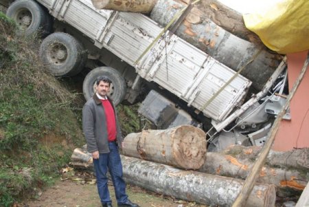 Tomruk yüklü kamyon eve girdi