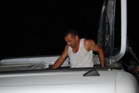 Tomruk yüklü TIR devrildi, facianın eşiğinden dönüldü