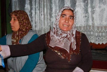 Tomruk yüklü TIR devrildi, facianın eşiğinden dönüldü