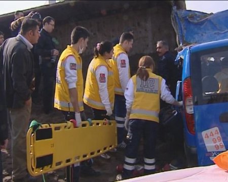 Tonlarca Ağırlıktaki Kamyonun Altından Hafif Yaralı Kurtuldular
