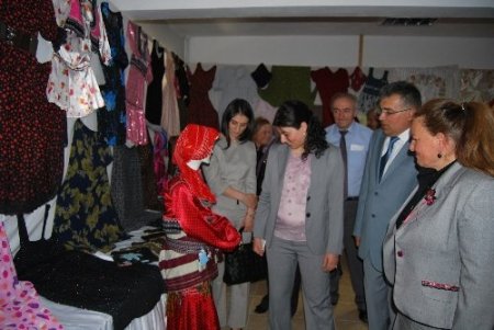 Tonya Halk Eğitim yılsonu sergisi açtı