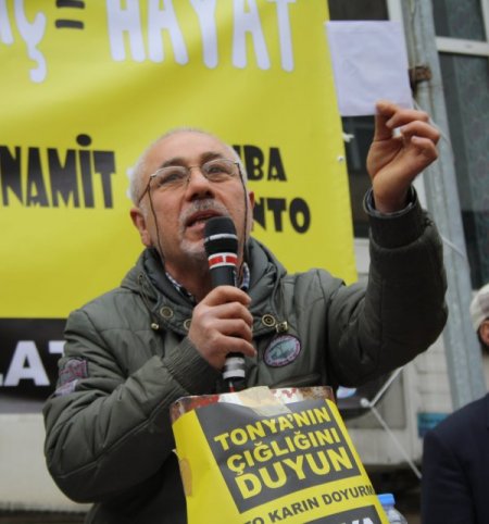 Tonyalılardan çimento fabrikasına karşı inekli eylem