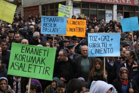 Tonyalılardan çimento fabrikasına karşı inekli eylem
