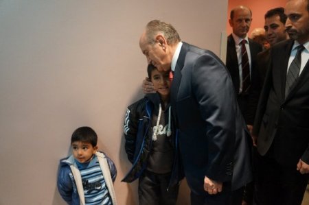 Topbaş, otoparkta yaralanan çocuğu hastane ziyaret etti