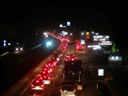 Topçular İskelesi'nde 12 km'lik kuyruk oluştu