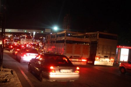 Topçular İskelesi'nde 12 km'lik kuyruk oluştu