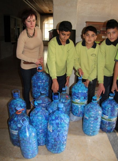 Topladıkları 22 bin mavi kapakla engellilere destek oldular