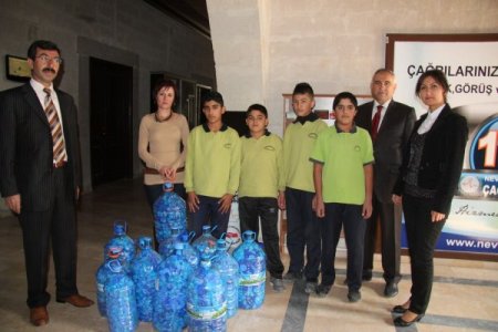 Topladıkları 22 bin mavi kapakla engellilere destek oldular