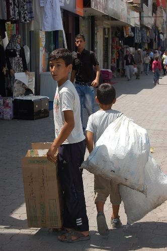 Topladıkları Kağıtları Satarak Okul Masraflarını Karşılıyor